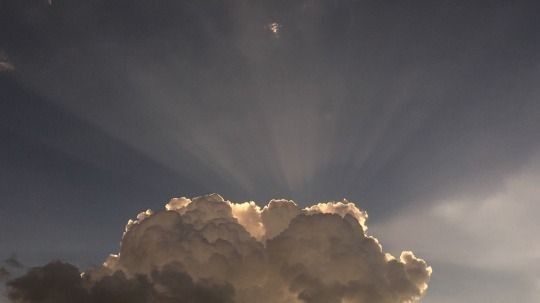 طِفلٌ حَديثُ الوِلادَة، تَعبيرًا عن مَقالِ أحكامِ العَقيقَة