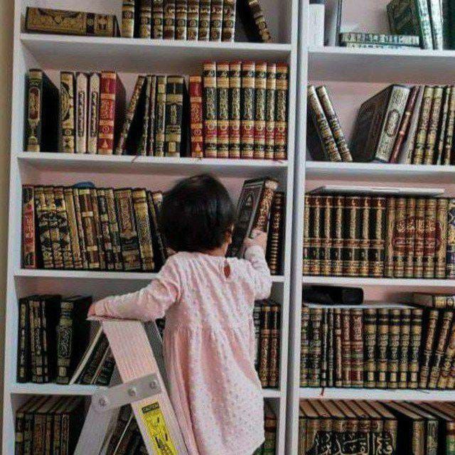 طِفلٌ يَقرَأُ قِصَّة، تَعبيرًا عن مَقالِ تَحبيبِ القِراءَةِ لِلطِّفل